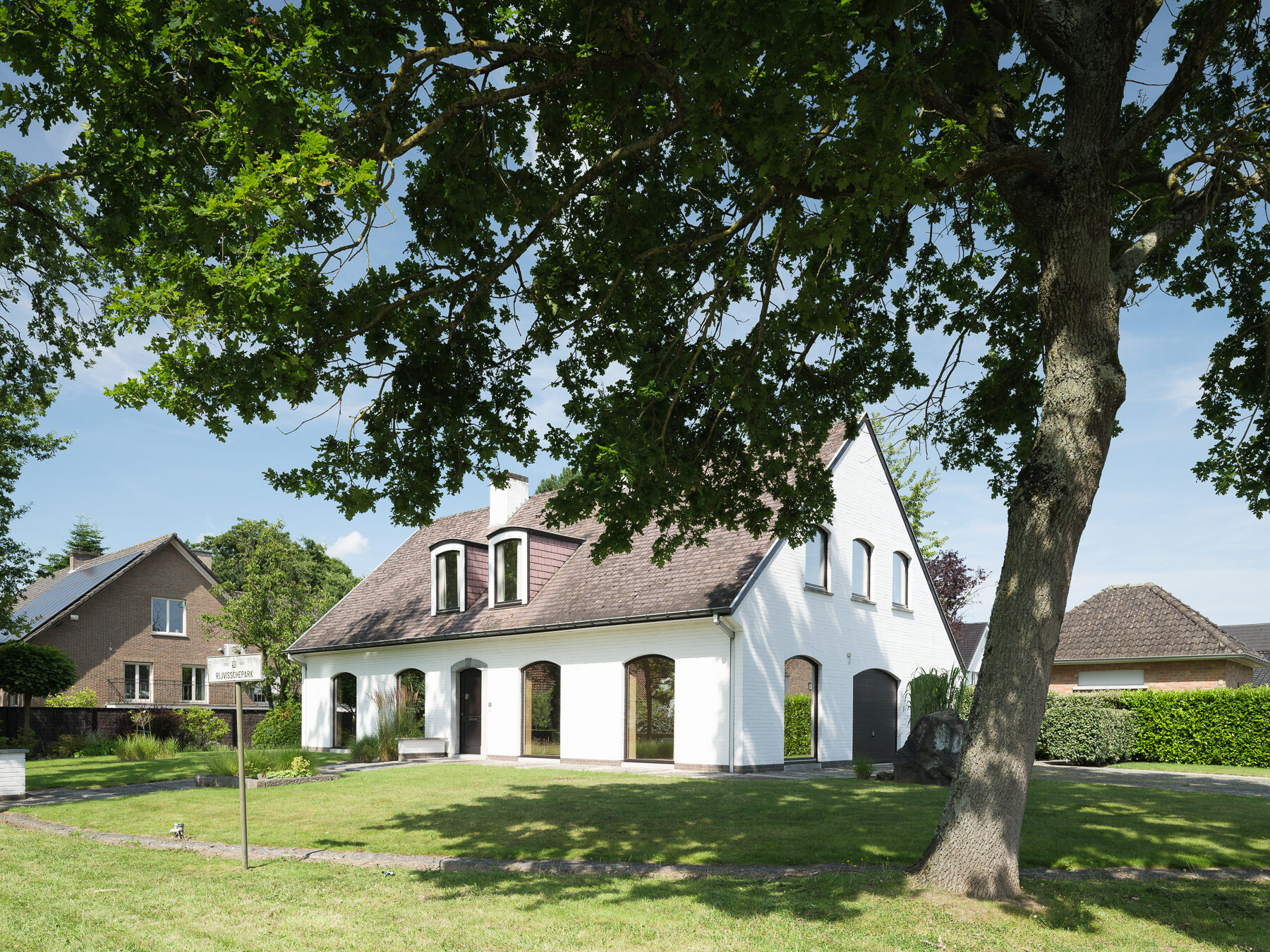 Villa met grote tuin en dubbele garage op AA locatie, foto 1